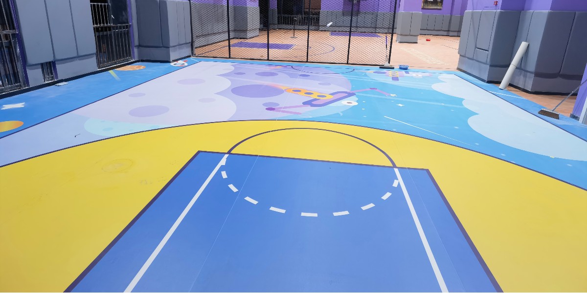 南京少兒籃球培訓中心楓木紋+石榴紋+360定制圖片運動地板案例